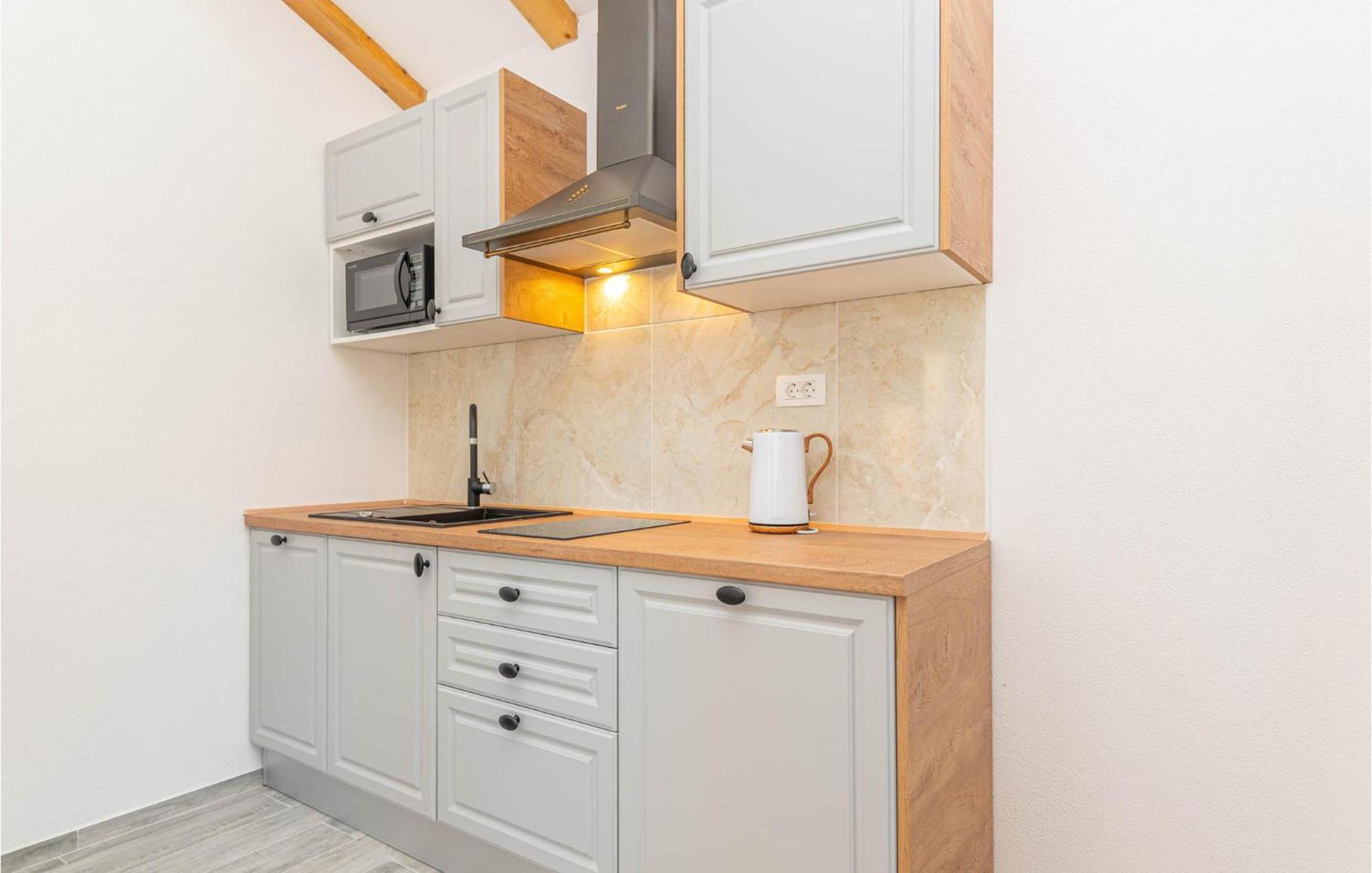 3 Bedroom Cozy Home In Skradin Exterior photo
